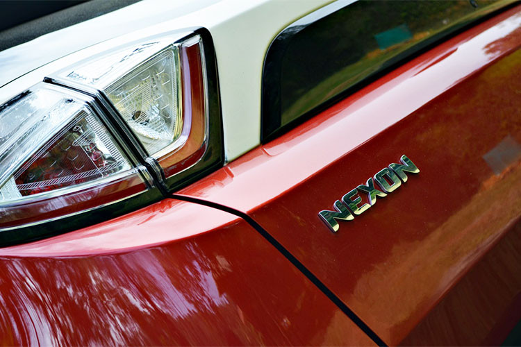 Ở phía đuôi xe, cụm đèn hậu được thiết kế dạng led hiện đại và gọn gàng hơn cùng chi tiết nhựa mạ sáng màu, xung quanh đèn sương mù cũng được xuất hiện tạo thành hình chữ “X” cách điệu kéo dài vô cùng đẹp mắt.