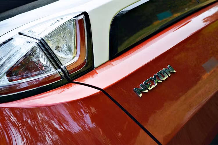 Ở phía đuôi xe, cụm đèn hậu được thiết kế dạng led hiện đại và gọn gàng hơn cùng chi tiết nhựa mạ sáng màu, xung quanh đèn sương mù cũng được xuất hiện tạo thành hình chữ “X” cách điệu kéo dài vô cùng đẹp mắt.