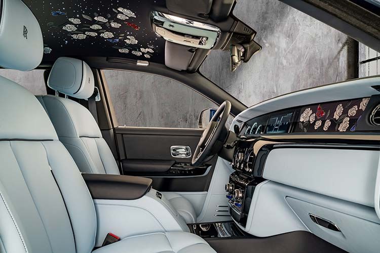 Chiếc Rolls-Royce Phantom Rose sở hữu màu sơn ngoại thất xanh Peacock Blue được nhấn nhá bởi đường coachline đôi màu xanh Charles Blue chạy dọc thân xe. Trong khi đó, bánh xe cũng được tạo hình theo mô-típ này khi đường viền quanh nắp chụp la-zăng đôi cũng là màu xanh Charles Blue.