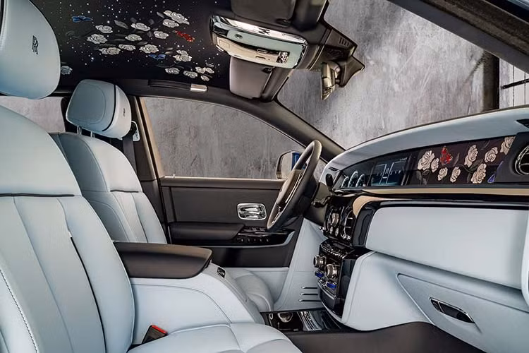 Chiếc Rolls-Royce Phantom Rose sở hữu màu sơn ngoại thất xanh Peacock Blue được nhấn nhá bởi đường coachline đôi màu xanh Charles Blue chạy dọc thân xe. Trong khi đó, bánh xe cũng được tạo hình theo mô-típ này khi đường viền quanh nắp chụp la-zăng đôi cũng là màu xanh Charles Blue.