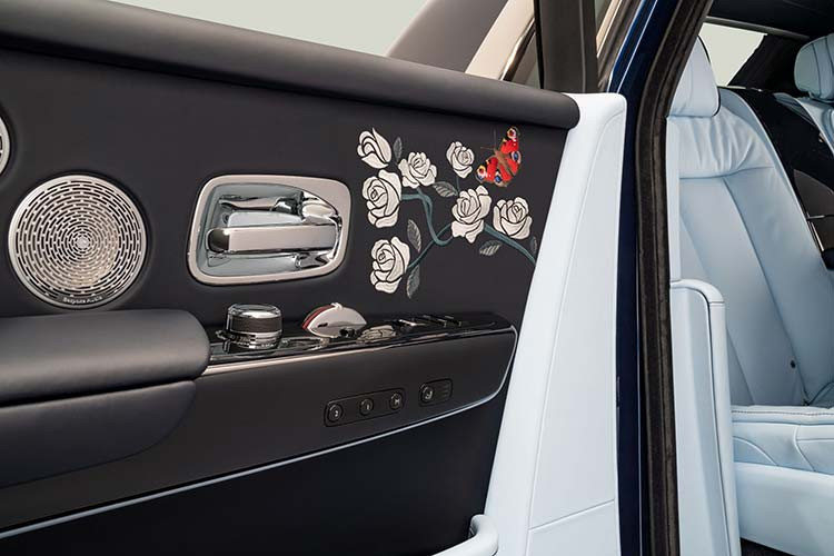 Chiếc Rolls-Royce Phantom Rose tái hiện những giai đoạn khác nhau của một đoá hồng, từ lúc còn chồi nụ cho đến khi nở rộ, thông qua sự sắp đặt bố cục bất đối xứng từ phía sau rồi vắt chéo qua trần xe. Một điểm đặc trưng của những chiếc Rolls-Royce là trần xe bầu trời sao cũng trở nên ấn tượng hơn khi bóng đèn LED tượng trưng cho những ngôi sao được bố trí xen kẽ bên hoa hồng.