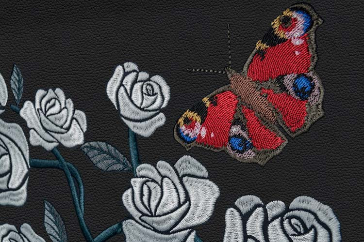 Khi cánh cửa của Rolls-Royce Phantom Rose 2019 mới mở ra, ấn tượng đầu tiên là những chùm hoa đua nhau khoe sắc phía bên trong cửa xe sau. Tuy nhiên, chỉ khi bước hẳn vào nội thất, người ta mới chìm đắm vào một không gian được tạo nên bởi những đường thêu. Tổng cộng, có đến 1 triệu mũi thêu được sử dụng cho chiếc xe siêu sang đặc biệt này.