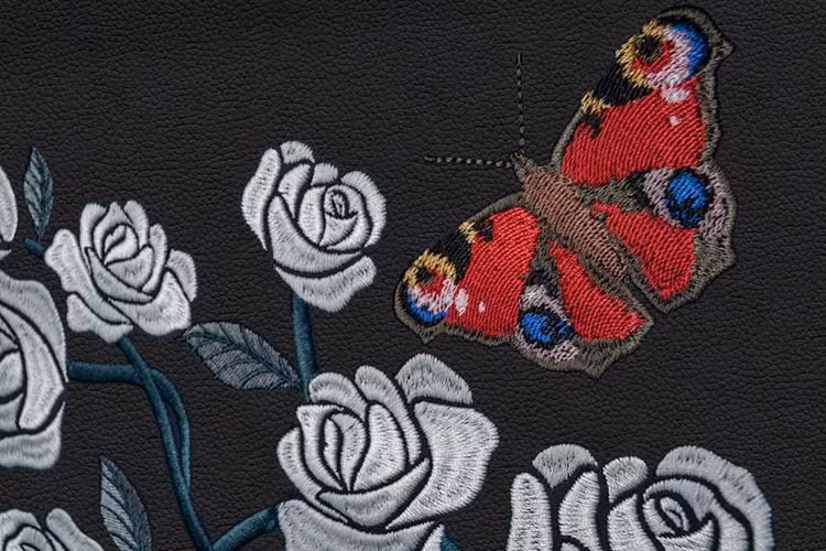 Khi cánh cửa của Rolls-Royce Phantom Rose 2019 mới mở ra, ấn tượng đầu tiên là những chùm hoa đua nhau khoe sắc phía bên trong cửa xe sau. Tuy nhiên, chỉ khi bước hẳn vào nội thất, người ta mới chìm đắm vào một không gian được tạo nên bởi những đường thêu. Tổng cộng, có đến 1 triệu mũi thêu được sử dụng cho chiếc xe siêu sang đặc biệt này.