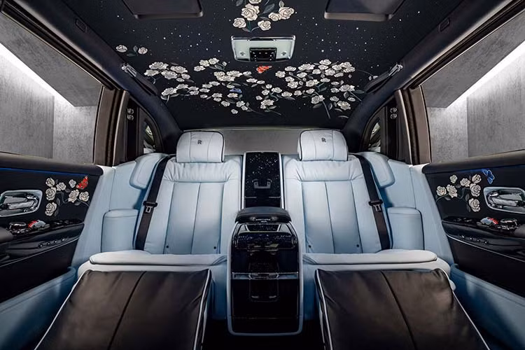 Trong quá trình thiết kế của chiếc Rolls-Royce Phantom Rose, không chỉ ông Hatherall lên bản vẽ mà ngay cả gia đình của vị khách hàng cũng đóng góp để sáng tạo nên chiếc xe độc đáo này. Cụ thể, vợ của vị khách hàng đã thiết kế những chiếc ô trong khi cô con gái Magnolia lại quyết định màu sơn ngoại thất.
