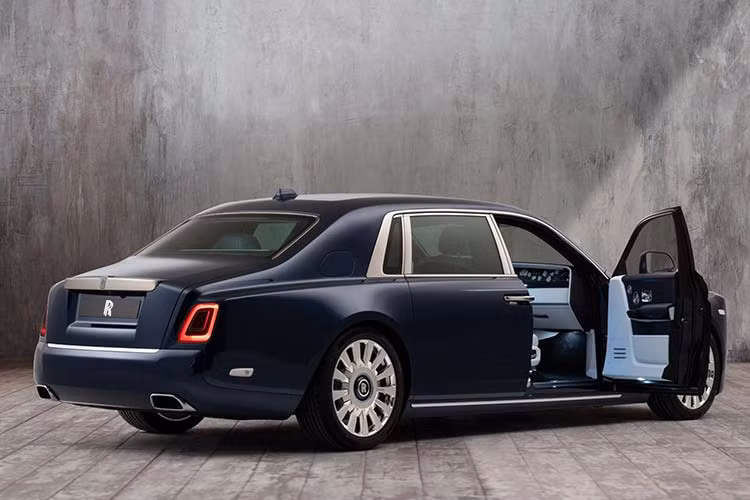 Mới đây, hãng xe siêu sang Rolls-Royce tiếp tục thu hút sự chú ý khi giới thiệu một phiên bản cá nhân hoá rất độc đáo của Phantom theo đơn đặt hàng từ một doanh nhân đến từ Stockholm, Thuỵ Điển. Chiếc xe siêu sang Rolls-Royce Phantom này lấy cảm hứng từ hoa hồng bởi 4 người con của ông đều mang tên của những loài hoa.
