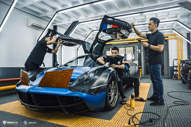 Siêu phẩm Pagani Huayra của Minh Nhựa sử dụng "trái tim" V12, dung tích 6.0 lít, tăng áp kép do Mercedes-AMG sản xuất, động cơ này giúp Pagani Huayra sản sinh công suất tối đa 720 mã lực tại vòng tua máy 5.800 vòng/phút và mô-men xoắn cực đại 1.000 Nm tại dải vòng tua máy 2.250-4.500 vòng/phút.
