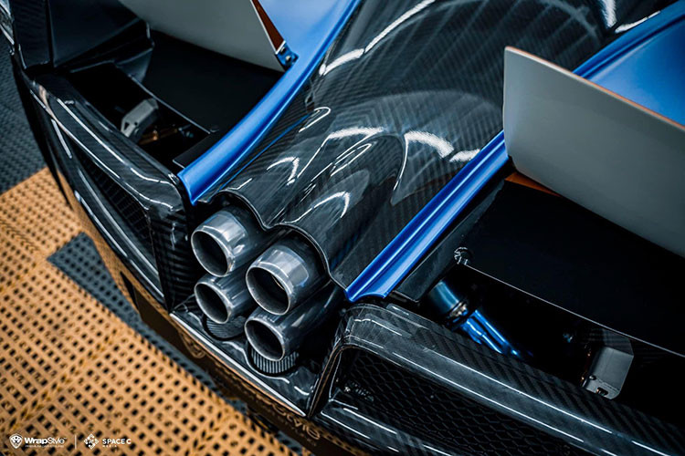 Trong số những chiếc siêu xe hypercar đang có mặt tại Việt Nam, siêu phẩm Pagani Huayra của Minh Nhựa luôn nhận được sự quan tâm của giới mê xe trong nước. Con trai duy nhất của đại gia ngành nhựa tại quận 6 rất hiếm khi cho xe Pagani Huayra xuất hiện trên đường phố dù đã sở hữu được 6 năm qua.