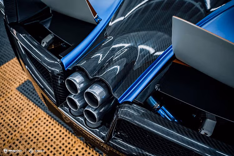 Trong số những chiếc siêu xe hypercar đang có mặt tại Việt Nam, siêu phẩm Pagani Huayra của Minh Nhựa luôn nhận được sự quan tâm của giới mê xe trong nước. Con trai duy nhất của đại gia ngành nhựa tại quận 6 rất hiếm khi cho xe Pagani Huayra xuất hiện trên đường phố dù đã sở hữu được 6 năm qua.