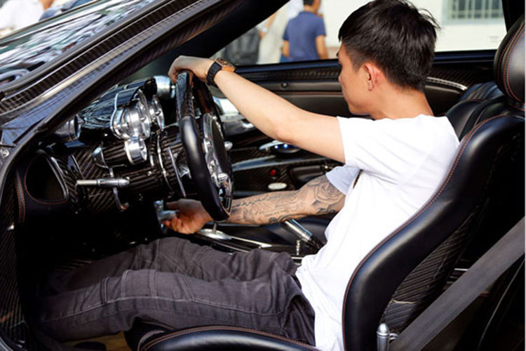 Bộ áo này mất gần 1 tuần để những người thợ tại Sài thành thực hiện cho xe Pagani Huayra bao gồm luôn việc lột bỏ lớp đề-can trên bộ áo đầy tâm huyết Huayra RM-057 của Minh Nhựa thực hiện hơn 2 năm qua và từng gây xôn xao giới mê xe.