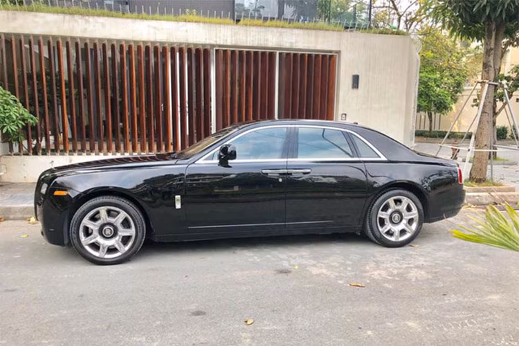 Chiếc xe siêu sang Rolls-Royce Ghost trong bài viết này đã lăn bánh được khoảng 57.000 km (một con số khá cao) và đang được rao bán với mức giá hơn 11 tỷ đồng tại Hà Nội. Trước đó, một chiếc Ghost khác mang biển "tứ quý 1" cũng được rao bán với mức giá này những phải sau một thời gian dài mới tìm được chủ nhân tại Huế.
