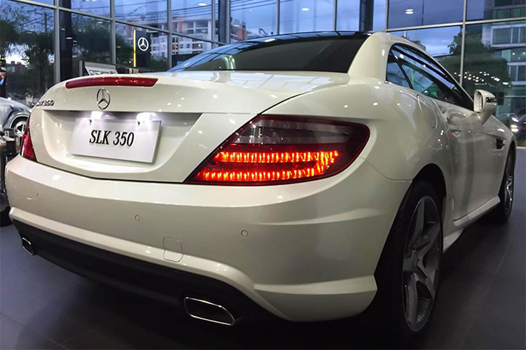 SLK 350 sử dụng động cơ V6 dung tích 3.5 L (3.498cc; M276) cho công suất tối đa 302 mã lực tại 6.500 vòng/phút, mô-men xoắn cực đại 370Nm tại vòng tua 3.500 vòng/phút; sức mạnh được truyền xuống cầu sau (RWD) thông qua hộp số tự động 7 cấp 7G-Tronic. Nhờ đó, chiếc roadster có thời gian tăng tốc từ 0 - 100 km/h chỉ trong vòng 5,4 giây trước khi đạt tốc độ tối đa 249 km/h (giới hạn điện tử).