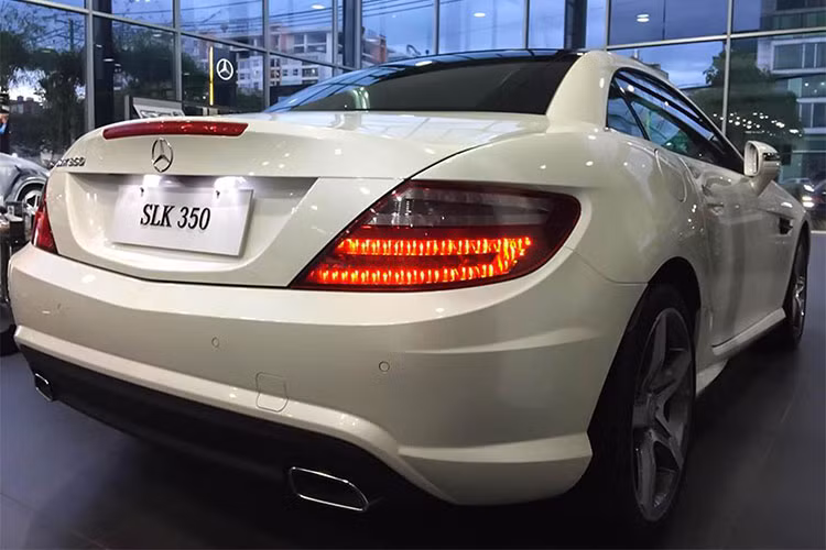 SLK 350 sử dụng động cơ V6 dung tích 3.5 L (3.498cc; M276) cho công suất tối đa 302 mã lực tại 6.500 vòng/phút, mô-men xoắn cực đại 370Nm tại vòng tua 3.500 vòng/phút; sức mạnh được truyền xuống cầu sau (RWD) thông qua hộp số tự động 7 cấp 7G-Tronic. Nhờ đó, chiếc roadster có thời gian tăng tốc từ 0 - 100 km/h chỉ trong vòng 5,4 giây trước khi đạt tốc độ tối đa 249 km/h (giới hạn điện tử).