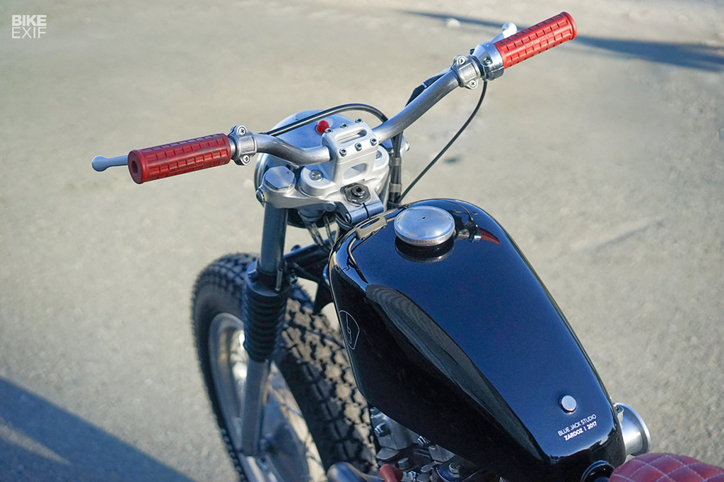 Hệ thống giảm xóc ở chiếc Harley gốc cũng được nâng cấp nhờ sự trợ giúp từ hãng Ikon Suspension. Họ chế tạo cho Jared một hệ thống giảm xóc phía sau có độ dài khoảng 8 cm và làm lại phần bệ đỡ của nó. Phần bánh là sự kết hợp của cặp vành xe OEM 19F/18R và lốp cao su từ hãng Firestone.