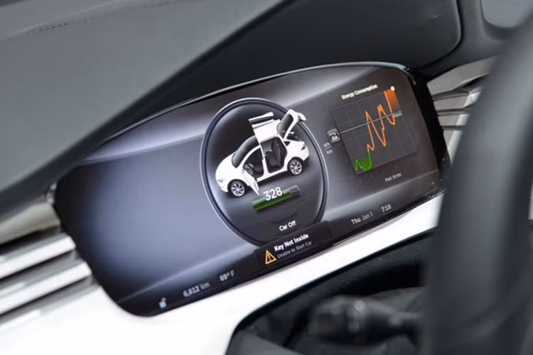 Nếu sử dụng hệ thống này, bạn sẽ phải kích hoạt bằng cách bật xi nhan. Theo Tesla, cơ cấu này có hai ích lợi trong việc đảm bảo an toàn: xe được người lái ra lệnh vượt và độ an toàn sẽ được người lái tự cân nhắc.