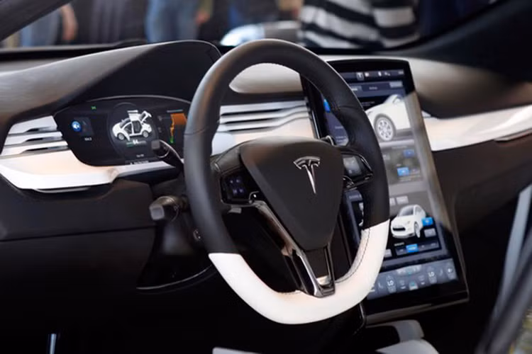 Điểm khác biệt lớn nhất của mẫu SUV này nằm ở khả năng lái bán tự động cho phép xe có thể vượt xe khác trên đường trường mà không cần tài xế phải động tay vào vô lăng.