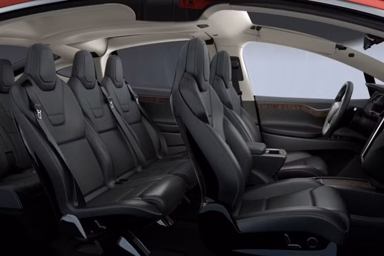 Bên trong mẫu SUV mới này của Tesla được trang bị tiêu chuẩn với ghế da cùng tông màu với nội thật xe.