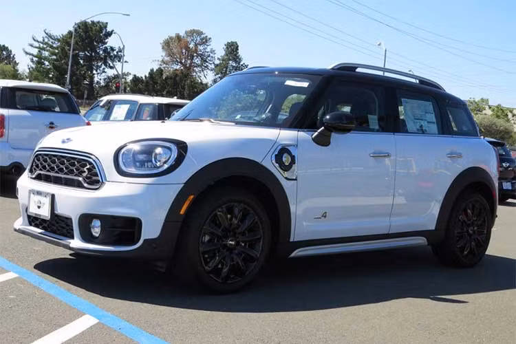 Được biết, tại Việt Nam, MINI Countryman hoàn toàn mới sẽ có hai phiên bản chủ đạo. Cả hai đều sử dụng động cơ xăng, được kết hợp với hệ thống dẫn động cầu trước và hộp số tự động 6 cấp tiêu chuẩn (đối với bản Cooper), hoặc 4 bánh toàn thời gian đi kèm hộp số tự động 8 cấp tiêu chuẩn (đối với bản Cooper S). Mức giá chưa được tiết lộ.