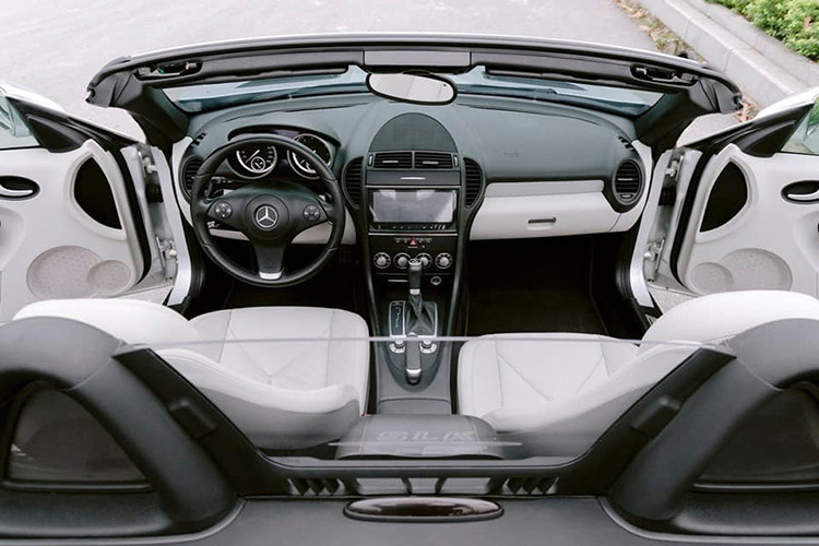 SLK 200 có hai ghế được thiết kế theo phong cách thể thao. Ghế điều chỉnh được vị trí cũng như độ nghiêng, không gian để chân rộng... Điểm bất tiện của SLK 200 là ở chỗ khoang hành lý có thể tích rất nhỏ.