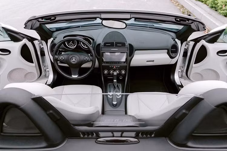 SLK 200 có hai ghế được thiết kế theo phong cách thể thao. Ghế điều chỉnh được vị trí cũng như độ nghiêng, không gian để chân rộng... Điểm bất tiện của SLK 200 là ở chỗ khoang hành lý có thể tích rất nhỏ.