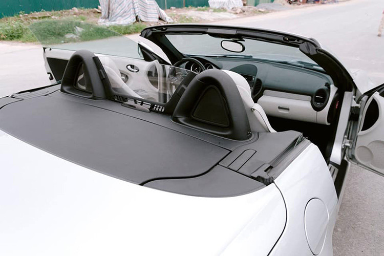 Mercedes-Benz SLK200 sử dụng hệ thống giải trí với 1 màn hình trung tâm 5 inch đi kèm với kết nối Bluetooth, hệ thống đầu CD cùng dàn âm thanh 9 loa. Các trang bị an toàn của xe cũng được xem là cao cấp và được đánh giá cao từ phía các chuyên gi thời điểm mới ra mắt.