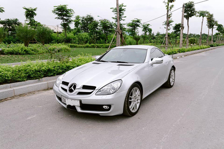 Tại thị trường xe sang cũ Việt Nam, giá xe Mercedes-Benz SLK200 được chào bán khoảng trên dưới 800 triệu đồng tuỳ vào màu sắc hoặc độ cũ, mới... với số tiền này, vẫn đủ để bạn mua cho mình một chiếc Audi TT đời 2008 hoặc một chiếc BMW 3-Series có tuổi đời từ 6 đến 8 năm.