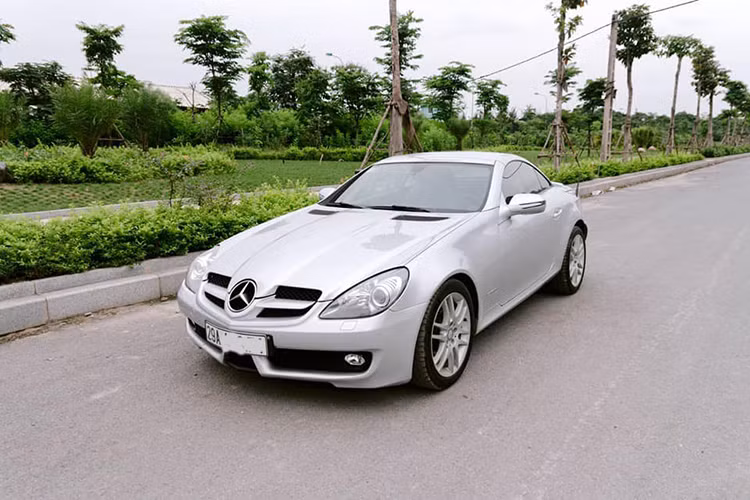 Tại thị trường xe sang cũ Việt Nam, giá xe Mercedes-Benz SLK200 được chào bán khoảng trên dưới 800 triệu đồng tuỳ vào màu sắc hoặc độ cũ, mới... với số tiền này, vẫn đủ để bạn mua cho mình một chiếc Audi TT đời 2008 hoặc một chiếc BMW 3-Series có tuổi đời từ 6 đến 8 năm.