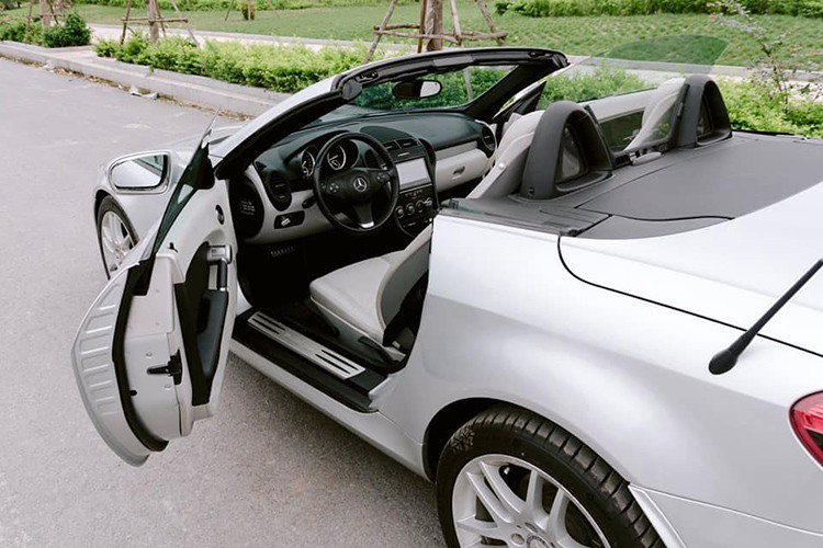 Điểm hấp dẫn nhất của Mercedes-Benz SLK200 khi xuất hiện trên thị trường được đánh giá cao ở phần mui xếp. Chiếc coupe-convertible này thực sự tiện lợi do mui xe có thể đóng mở tự động nhờ điều khiển điện. Quá trình đóng mở diễn ra khá nhanh, chỉ trong khoảng 20 giây.