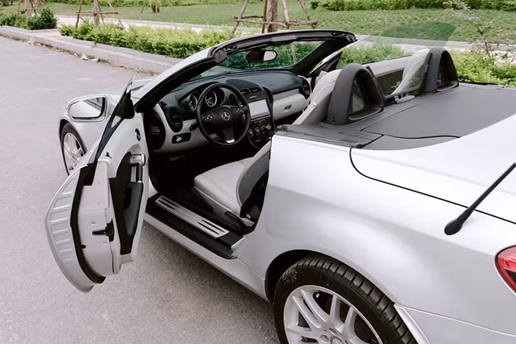 Điểm hấp dẫn nhất của Mercedes-Benz SLK200 khi xuất hiện trên thị trường được đánh giá cao ở phần mui xếp. Chiếc coupe-convertible này thực sự tiện lợi do mui xe có thể đóng mở tự động nhờ điều khiển điện. Quá trình đóng mở diễn ra khá nhanh, chỉ trong khoảng 20 giây.