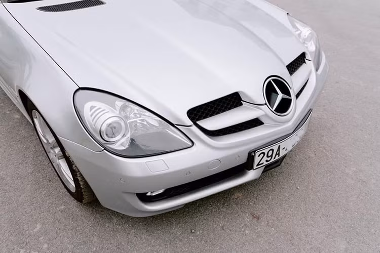Do đây là dòng xe thể thao Mercedes-Benz mui trần 2 cửa, 2 chỗ ngồi, đặc thù là một mẫu xe chơi - chính vì vậy dù trải qua thời gian lên đến cả chục năm, chiếc xe Mercedes-Benz SLK200 đời 2019 này vẫn còn mang phong cách khá hiện đại, thể thao và sang trọng so với nhiều đối thủ.