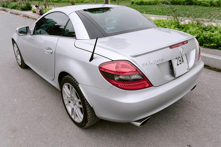 Mercedes-Benz SLK200 được trang bị động cơ 4 xy-lanh tăng áp, dung tích 1.8L, công suất tối đa 163 mã lực và mô-men xoắn 240 Nm. Chiếc xe thể thao mất 8 giây để có thể đạt tới vận tốc 100km/h từ trạng thái tĩnh trước khi chạm ngưỡng tốc đội tối đa 230 km/h.