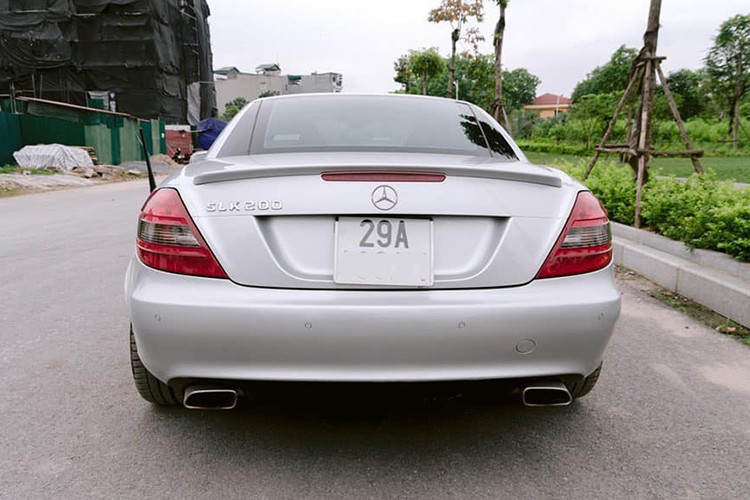 SLK200 của Mercedes-Benz được đánh giá vừa phù hợp với những tay chơi xe thể thao, nhưng cũng được đánh giá là khá phù hợp khi sử dụng thường xuyên trong phố. Tuy nhiên theo nhiều người dùng đánh giá, nó cũng khá bất tiện và không phù hợp với điều kiện khí hậu tại Việt Nam.