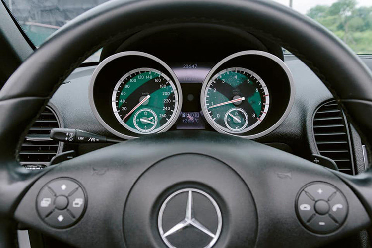 Bù lại, chiếc xe mui trần 10 năm tuổi này vẫn có được những nét thiết kế rất quyến rũ và hút mắt do thừa hưởng DNA từ người đàn anh SLR McLaren. ChiếcSLK200 đang được rao bán tại Hà Nội này vẫn còn khá đẹp và được chủ nhân nhận xét là còn nguyên bản như lúc mới mua.