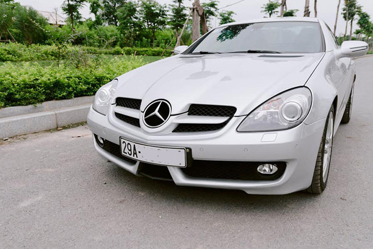 Sau khoảng hơn 10 năm sử dụng, chiếc xe sang Mercedes-Benz SLK200 đời 2009 hiện đang được chủ nhân tại Hà Nội rao bán với mức giá khoảng 828 triệu đồng trên thị trường xe cũ. Mức giá này chênh khoảng hơn 1 tỷ đồng so với mức phân phối chính hãng 1,9 tỷ đồng khi ra mắt.