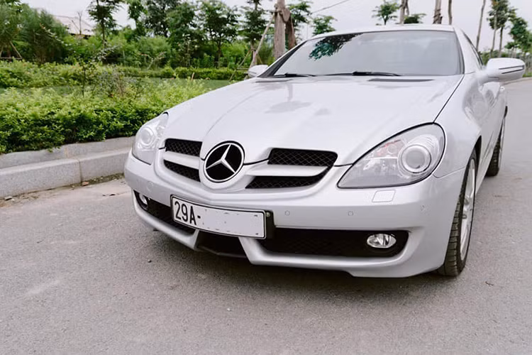 Sau khoảng hơn 10 năm sử dụng, chiếc xe sang Mercedes-Benz SLK200 đời 2009 hiện đang được chủ nhân tại Hà Nội rao bán với mức giá khoảng 828 triệu đồng trên thị trường xe cũ. Mức giá này chênh khoảng hơn 1 tỷ đồng so với mức phân phối chính hãng 1,9 tỷ đồng khi ra mắt.
