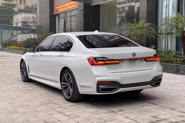 Phần đuôi xe cũng được cải tiến với cụm đèn hậu mỏng hơn 35 mm, đồng thời bổ sung dải đèn LED chạy ngang nối liền hai đèn hậu. Hai bên thân xe được tạo dáng bằng những đường gân nổi, kết hợp khe gió và đường viền mạ crôm… làm tôn lên sự mạnh mẽ cho xe. Những thay đổi này góp phần giúp BMW Series 7 2020 mới thêm phần bề thế, sang trọng và mạnh mẽ hơn.