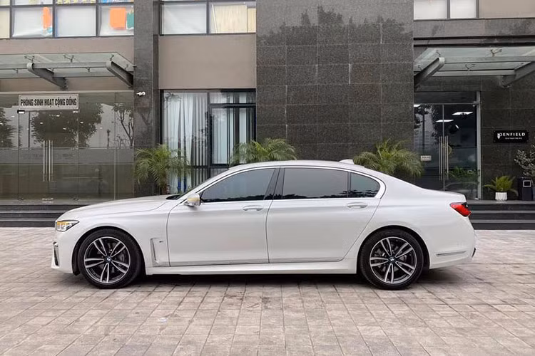 Mẫu xe sang BMW 730Li M-Sport 2020 sở hữu kích thước dài, rộng, cao tương ứng 5.260 x 1.902 x 1.479 mm. Chiều dài cơ sở 3.210 mm lớn nhất phân khúc. Dễ nhận thấy ngay sự khác biệt giữa BMW Series 7 bản nâng cấp so với mẫu cũ ngay ở phần đầu xe khi lưới tản nhiệt hình quả thận đặc trưng được nâng kích thước lên 40% với viền mạ crôm nối liền với cụm đèn pha LED được thiết kế mỏng và sắc nét hơn. Xe được trang bị bộ mâm hợp kim kích thước 19 inch với 5 chấu kép.