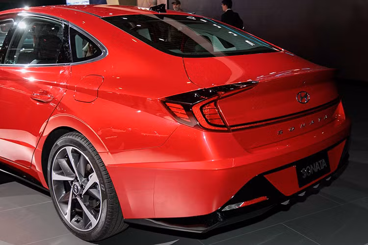 Theo hãng xe ôtô Hyundai, chỉ cần sạc mỗi ngày 6 tiếng đồng hồ bằng pin năng lượng mặt trời, người lái có thể sử dụng Sonata Hybrid 2020 trên quãng đường dài thêm 1.300 km mỗi năm.
