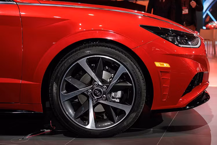 Một điểm nhấn về công nghệ nữa của Hyundai Sonata Hybrid 2020 chính là Active Shift Control giúp giảm 30% thời gian chuyển số. Nhờ công nghệ này, thời gian tăng tốc, lượng xăng tiêu thụ và bộ bền của hộp số trên Hyundai Sonata Hybrid 2020 đều được cải thiện.