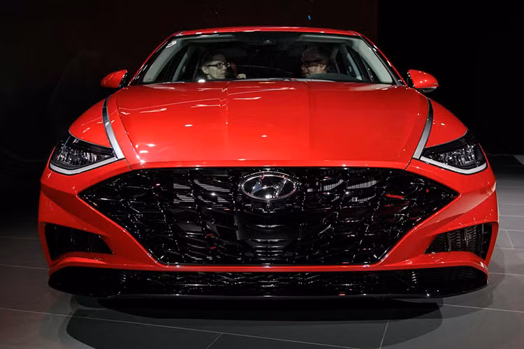 Đặc biệt, Sonata Hybrid 2020 được trang bị pin năng lượng mặt trời trên nóc. Là trang bị không hề có trên Hyundai Sonata 2020 bản thường, hệ thống này sẽ có tác dụng sạc pin để tăng phạm vi hoạt động cho xe.