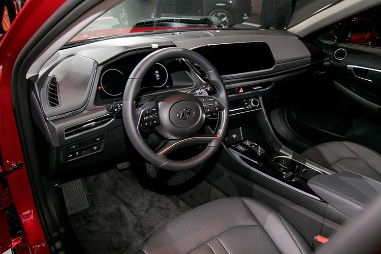 Nguồn cung cấp sức mạnh cho Hyundai Sonata Hybrid 2020 là khối động cơ xăng Smartstream G2.0 GDi HEV và mô-tơ điện, kết hợp cùng hộp số hybrid 6 cấp. Động cơ xăng tạo ra công suất tối đa 150 mã lực và mô-men xoắn cực đại 188 Nm. Hai con số tương ứng của mô-tơ điện là 51 mã lực và 205 Nm. Tổng cộng, Hyundai Sonata Hybrid 2020 sở hữu công suất 192 mã lực.