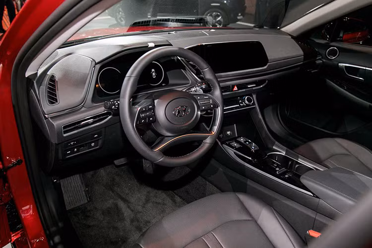 Nguồn cung cấp sức mạnh cho Hyundai Sonata Hybrid 2020 là khối động cơ xăng Smartstream G2.0 GDi HEV và mô-tơ điện, kết hợp cùng hộp số hybrid 6 cấp. Động cơ xăng tạo ra công suất tối đa 150 mã lực và mô-men xoắn cực đại 188 Nm. Hai con số tương ứng của mô-tơ điện là 51 mã lực và 205 Nm. Tổng cộng, Hyundai Sonata Hybrid 2020 sở hữu công suất 192 mã lực.