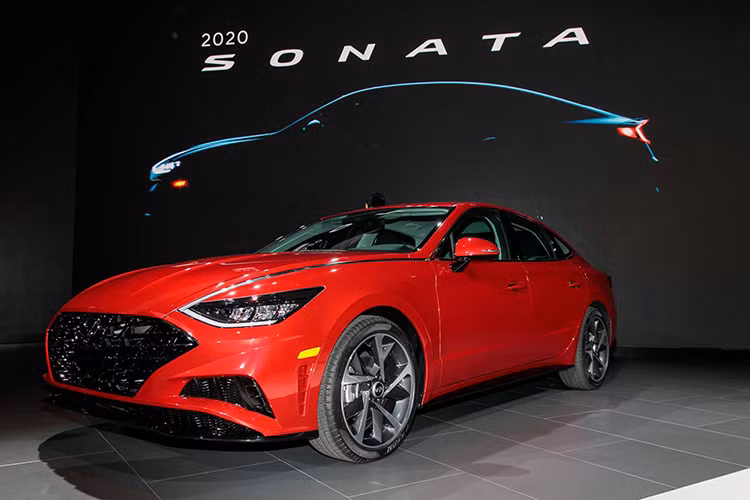 Mẫu xe Hyundai Sonata thế hệ mới đã lần đầu tiên ra mắt tại Hàn Quốc vào hồi cuối tháng 3 đầu năm. Đến nay, hãng Hyundai lại tiếp tục vén màn phiên bản hybrid tiết kiệm xăng của Sonata 2020.