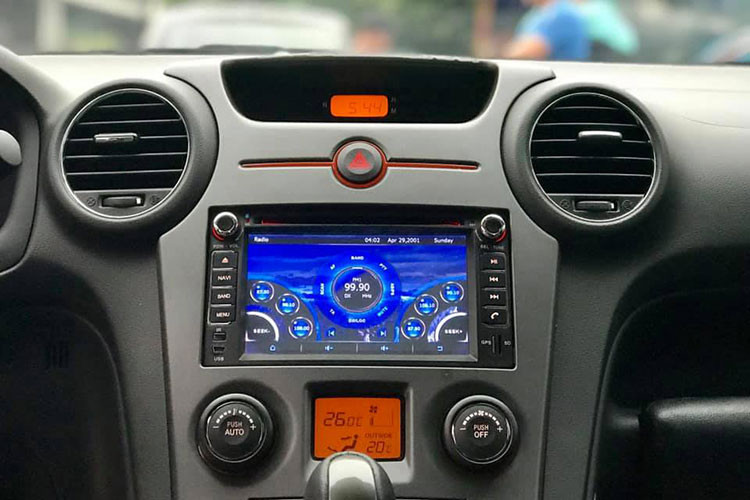 Yếu tố an toàn được đảm bảo nhờ 2 túi khí, hệ thống chống bó cứng phanh ABS, khung sườn chắc chắn. Xe có tổng cộng 7 chỗ ngồi, chia làm 3 hàng ghế, trong đó hàng ghế thứ 3 có thể gập xuống khi cần tăng diện tích sử dụng cho khoang hành lý.