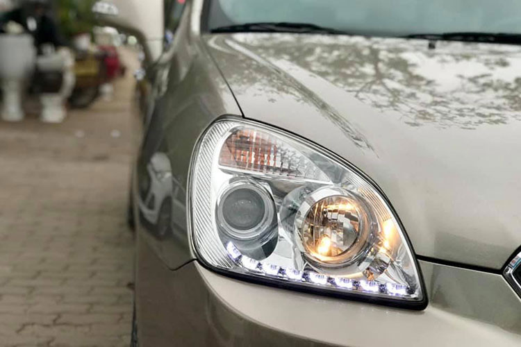 Xe được trang bị đèn pha Halogen dạng thấu kính, đèn LED chạy ban ngày, đèn phanh trên cao, đèn sương mù phía trước, giá đỡ hành lý trên mui xe, tay nắm cửa mạ crôm, gương chiếu hậu chỉnh điện tích hợp báo rẽ.