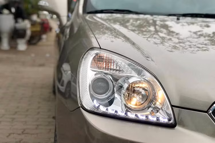 Xe được trang bị đèn pha Halogen dạng thấu kính, đèn LED chạy ban ngày, đèn phanh trên cao, đèn sương mù phía trước, giá đỡ hành lý trên mui xe, tay nắm cửa mạ crôm, gương chiếu hậu chỉnh điện tích hợp báo rẽ.