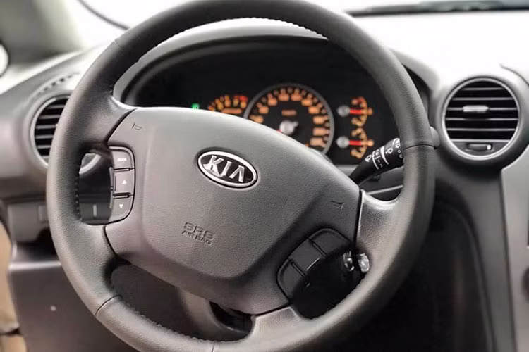 Bên cạnh đó là hàng loạt tiện ích như ghế ngồi bọc da, DVD + 6loa + định vị GPS, cổng cắm USB/AUX/iPod và kết nối Bluetooth, điều hòa tự động, kính cửa sổ chỉnh điện, cửa sổ trời, camera lùi, vô lăng tích hợp các nút điều chỉnh âm thanh, kính chiếu hậu chỉnh điện, gập điện tích hợp đèn báo rẽ, ghế lái chỉnh điện 8 hướng,...