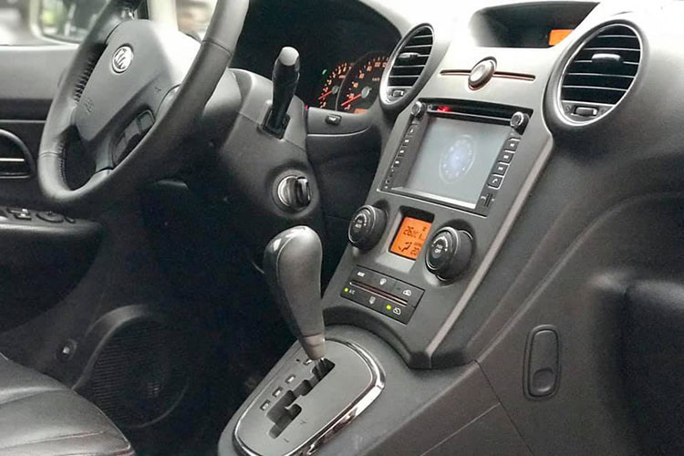 Mẫu xe Kia Carens S 2014 được Thaco Kia trang bị động cơ 2.0L, 4 xy lanh thẳng hàng cho công suất cực đại 143 mã lực tại vòng tua máy 6.000 vòng/phút và mômen xoắn cực đại 189 Nm tại 4.250 vòng/phút. Xe có tốc độ tối đa lên đến 190 km/h với mức tiêu hao nhiên liệu trung bình khoảng 8,5 lít/100km.