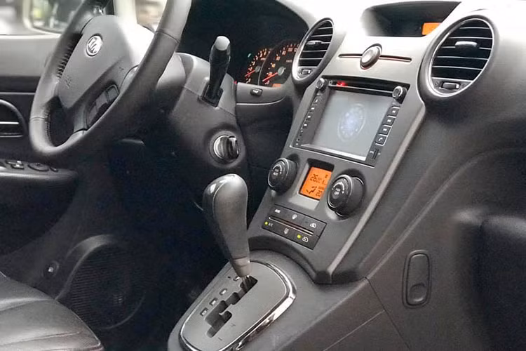 Mẫu xe Kia Carens S 2014 được Thaco Kia trang bị động cơ 2.0L, 4 xy lanh thẳng hàng cho công suất cực đại 143 mã lực tại vòng tua máy 6.000 vòng/phút và mômen xoắn cực đại 189 Nm tại 4.250 vòng/phút. Xe có tốc độ tối đa lên đến 190 km/h với mức tiêu hao nhiên liệu trung bình khoảng 8,5 lít/100km.