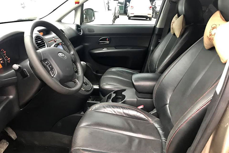Nội thất chiếc xe đa dụng Hàn Quốc được thiết kế khá đơn giản mà tinh tế với gam màu trầm đặc trưng, các chi tiết cũng như bố cục nội thất hướng đến sự tiện dụng cho người dùng hơn là tính thẩm mỹ. Bảng điều khiển màu đen được kết hợp với sắc cam của đồng hồ số và một số chi tiết khác tạo nên điểm nhấn và giảm bớt phần nào sự nhàm chán.