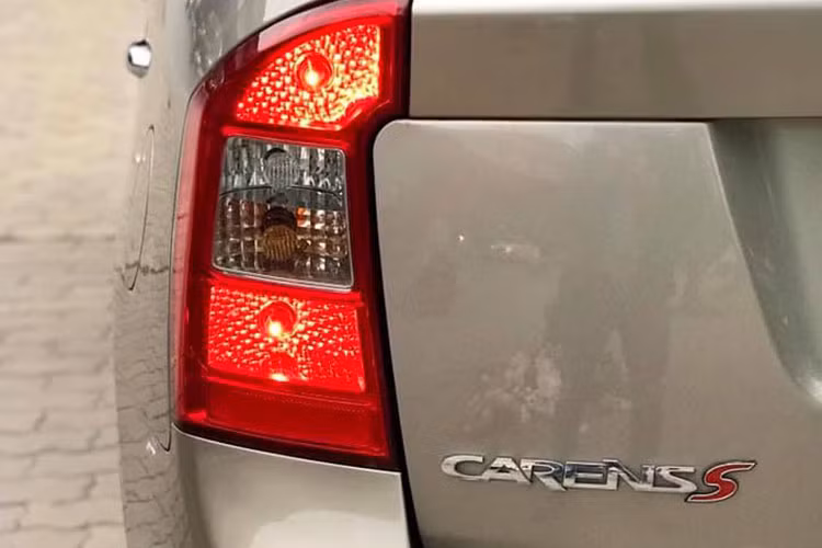 Phần phía sau xe được trang bị đèn LED kéo dài dọc bề ngang thân xe, cản sau thiết kế lớn cùng ống xả được mạ crom thiết kế nằm phía bên phải. Xe được trang bị bộ mâm 5 chấu kép với hai tông màu khá đẹp mắt.